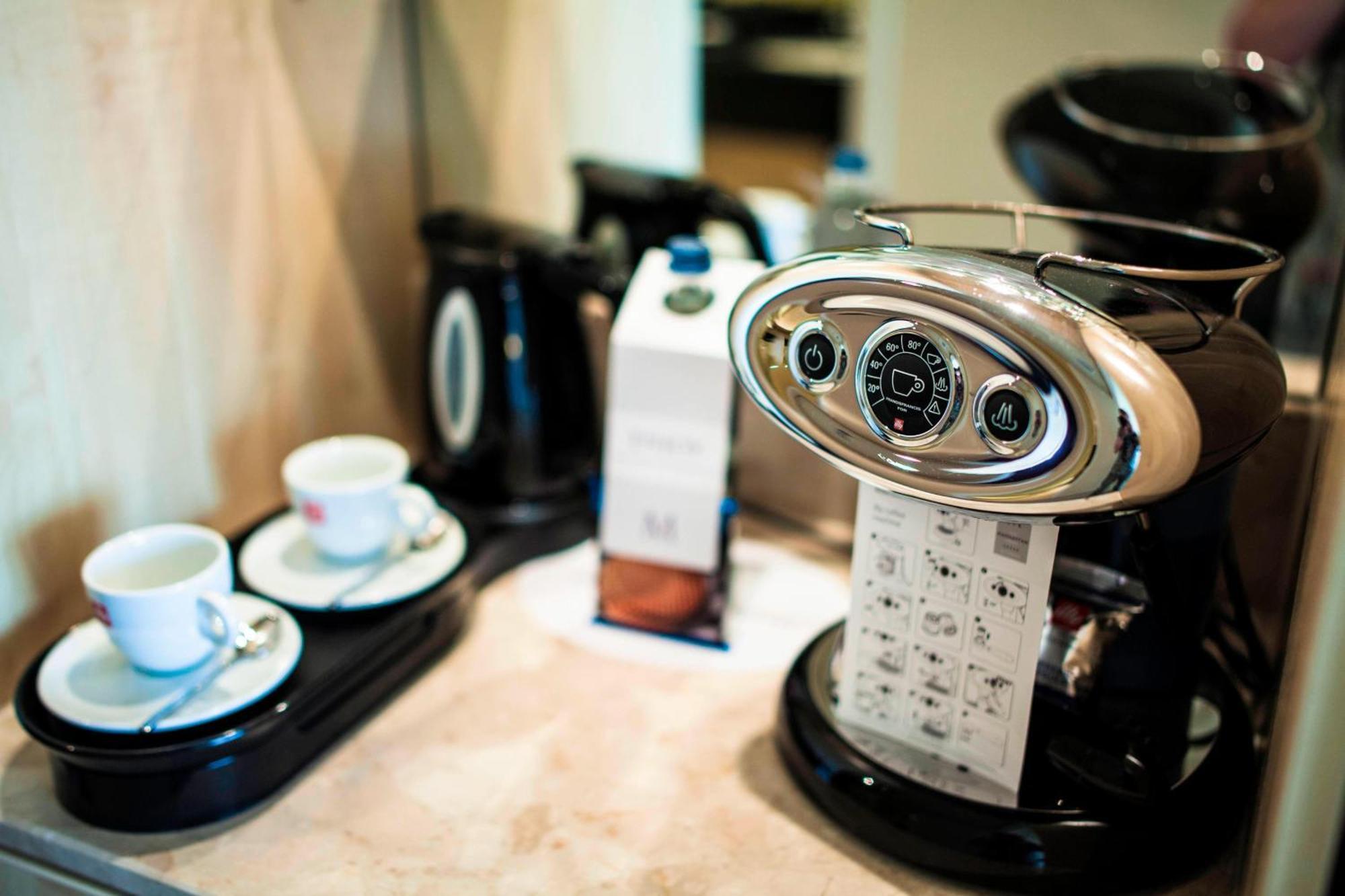 Rotterdam Marriott Hotel Exterior photo A coffee machine