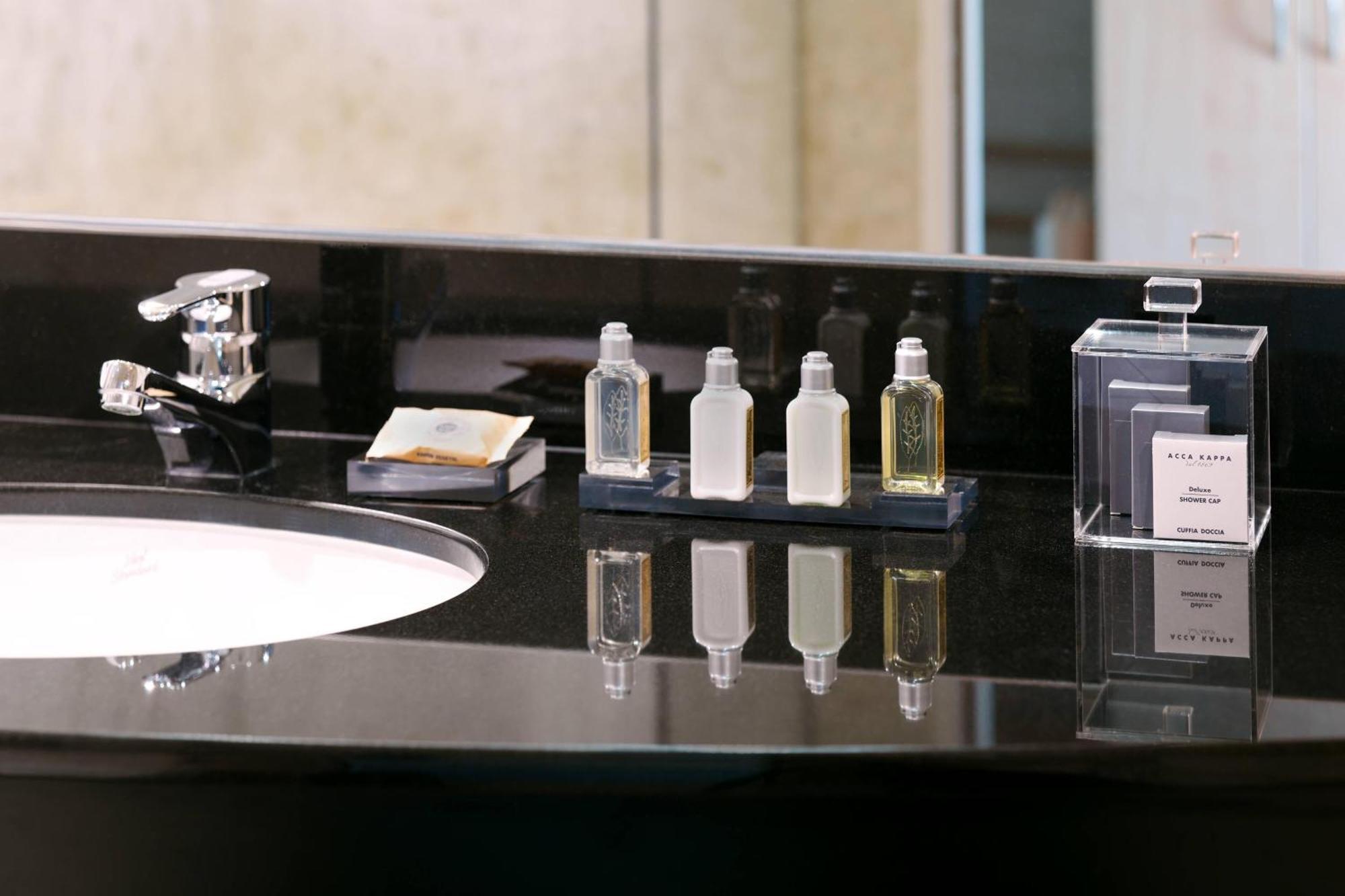 Rotterdam Marriott Hotel Exterior photo Bathroom amenities